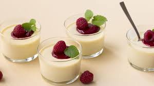 Panna Cotta Med Vanilje Og Bringebaersaus Oppskrift Fra Tine Kjokken Oppskrift Panna Cotta Vanilje Bringebaer