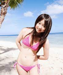 整形10回以上”元AKB48小林香菜、10年前の水着写真に「ゲボ吐くくらい可愛くない」 | 日刊大衆