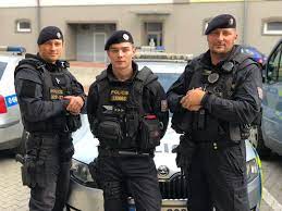 Oznámení přijímáme na lince 158. Policiste Zachranili Dalsi Lidsky Zivot Policie Ceske Republiky