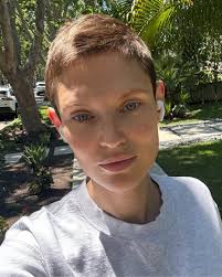 The moment I felt so close to death, I felt attached to life.” During  Sanremo Festival 2025, top model Bianca Balti stepped onto the Ariston  stage proudly showing the scar