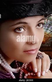 Signora donna femmina ricchi ricchi ben off capelli donna rosso ridere  risate ridere Foto stock