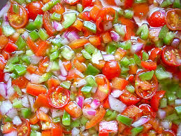 Il chimichurri è una salsa la cui origine è condivisa tra argentina e uruguay, viene utilizzata sia come salsa d'accompagnamento ma anche come marinatura della carne prima. Chimichurri E Salsa Criolla Versione Argentina