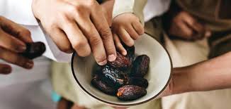 إن حكم صيام عاشوراء وعليه قضاء من رمضان من الأحكام الفقهية الهامة التي يجب توضيحها للمسلمين، فصيام النوافل من الأمور الهامة التي يتحراها جميع المسلمين بشكل مستمر، للحصول على فضل وأجر هذا العمل الصالح، وصيام يوم عاشوراء من النوافل والأعمال الهامة التي يحب المسلمين المداومة عليها بشكل مستمر، ولكن بالنسبة للمسلمين ممن عليهم قضاء من شهر رمضان، فالأمر لا يبدو واضحًا بما فيه الكفاية، ويدخل الكثير من الشك في هذا العمل، وهو ما سنقوم بتوضيحه هنا. Ù…Ø§ Ø­ÙƒÙ… Ø§Ù„Ø¥ÙØ·Ø§Ø± ÙÙŠ ØµÙŠØ§Ù… Ø§Ù„Ù‚Ø¶Ø§Ø¡ Ù…ÙˆØ¶ÙˆØ¹