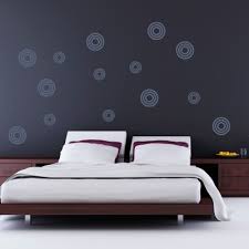 Districarsi all'interno del vastissimo mondo delle decorazioni per pareti della camera da letto può essere a volte complicato, bisognerà per prima cosa decidere quale soluzione adottare a livello strutturale e quindi adoperarsi per metterla in pratica… eccoci allora in vostro aiuto con una specifica selezione di oltre 130 idee originali e creative che vi permetteranno di creare la camera. Adesivo Murale Cerchi Fantastici Stickers Murali