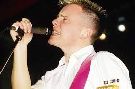 Mañana El 4 Enero de 1956 Nació Bernard Edward Sumner también conocido como  Bernard Dickin, Bernard Dicken o Bernard Albrecht Es un cantante y  compositor británico. Es uno de los miembros fundadores