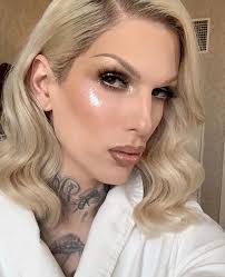 In the video below (from august 2018), jeffree revealed that he makes $150 million a year from all of his businesses, which works out to $12.5 million per month… as per forbes, jeffree star made $17 million in 2019 via youtube, presumably from ad revenue. Jeffree Star Net Worth Reveal Income Sources Jeffree Star Cosmetics House Cars Controversies Nathan Schwandt Kylie Jenner Youtube Instagram Music Makeup Earnings Endorsements Age 33 Celeb Fortune