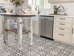 Saat ini kebanyakan model rumah di indonesia menggunakan lantai keramik. 17 Desain Keramik Lantai Dapur Saatnya Memilih Keramik Yang Cantik Rumah123 Com