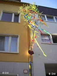 Den müsstest du dann schon heute nacht unbemerkt bei ihr vor die türe stellen. Deutschland Liebesbrauch Maibaumstellen Welt Dw 07 06 2007