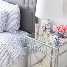 Sometimes all you need is a little pouf, and—poof!—your bedside situation is complete. Inspiracao Linda Organizesemfrescuras Inspiracao Pinterest Quarto Decor Home Bedroom Decor Home Decor