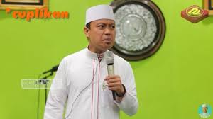 Dosen unhas, doktor ilmu komunikasi, dan doktor syariah hukum islam. Viral Pasca Bubarkan Kerumunan Jamaah Ini Profil Ustaz Dasad Latif Suara Kaltim