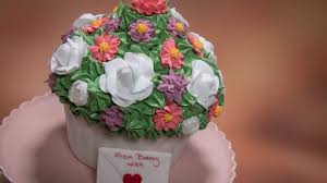 Rebecca Mirs Riesen Cupcake Mit Holunderbluten Creme Rezept Und Anleitung Aus Das Grosse Promibacken 2020 Cupcakes Backparty Das Grosse Backen
