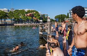 De oorsprong van de naam is waarschijnlijk afgeleid van het middelnederlands somer en verwant aan het oudsaksisch, oudhoogduits en oudnoords sumar. Juni En Juli Kunnen Weleens Voor Een Hete Zomer Gaan Zorgen Het Parool