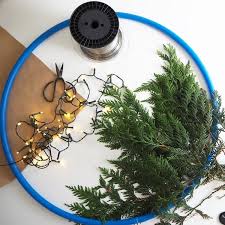 Hula Hoop Reifen Dekorieren Tolle Ideen Und Diy Projekte Fur Wundervolle Deko Kranze Mit Bildern Hula Hoop Reifen Deko Kranz Weihnachten Hula