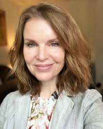 Edna Pereira's Instagram, Twitter & Facebook