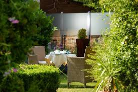 Wind Und Sichtschutz Aus Aluminium Und Glas Unser Modell Glarus Outdoor Dekorationen Gartenmobel Sets Garten