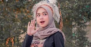 Berbeda dari yang terlihat di depan kamera, sosok ria ricis yang dikenal reza adalah orang yang pendiam dan menghindari keramaian. Lucinta Luna Tertangkap Narkoba Ria Ricis Bongkar Sifat Aslinya Okezone Celebrity