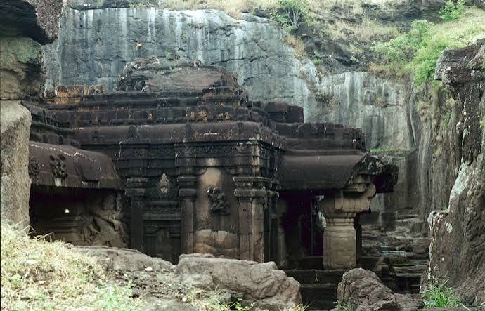 Smarthistory – The multireligious caves at Ellora