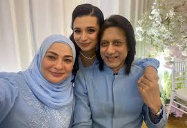 She announced on the series that she was resigning. Video Adik Neelofa Tak Ambil Peduli Keluarga Digelar Netizen Sebagai Kardashian Kelantan