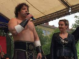 703 likes · 2 talking about this. Nastupce Franty Kocourka Silak Franta Ohyba Hrebiky V Zubech Na Hrudi Mu Rozbijeji Balvany Blesk Cz