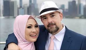 Abu bakar merupakan ayah dari aisyah yang merupakan istri nabi muhammad saw. Jom Lihat 5 Selebriti Malaysia Yang Beraya Di Luar Negara Neotizen News