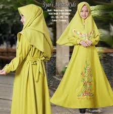 Dengan hijab warna hitam, kamu bisa menampilkan padanan gaya klasik, kasual, hingga gaya edgy.jika kamu ingin tampil edgy menggunakan baju warna merah dan masih ragu warna hijab yang cocok dengan baju merah. Model Gamis Anak Perempuan Afrida
