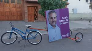 La vía pública continúa siendo el foco político: llega cartelería móvil,  una innovación en época de campaña