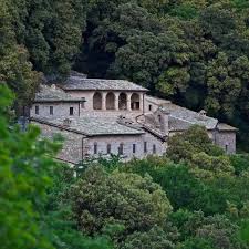 L'eremo delle carceri è un antico romitorio posto ad 800 metri di altezza, sulle pendici del monte subasio. Luoghi Nascosti Eremi Da Visitare In Camper Liberamente Incamper