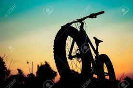 Mountainbike Silhouette Auf Schonen Sonnenuntergang Silhouette Fatbike Lizenzfreie Fotos Bilder Und Stock Fotografie Image 54555957
