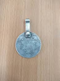 Ancien Pendentif En Argent Berbere De Piece De Monnaie De Etsy Antique Silver Coin Pendant Moroccan Antique