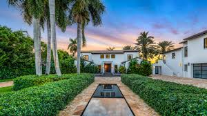Okay, so we've all known for a while that jennifer lopez and ben affleck. Inside Jennifer Lopez And Ben Affleck S Waterfront Miami Beach Rental Mansion Architectural Digest
