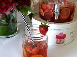 Sangria Rosee Fraise Et Citron Vert Recettes Recette Recette Sangria Sangria Rose Recette Sangria Rose