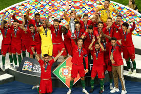 البرتغال (بالبرتغالية portugal تلفظ ‎puɾtuˈɡaɫ‏)، ورسميا الجمهورية البرتغالية (بالبرتغالية república portuguesa تلفظ ‎ʁɛˈpublikɐ puɾtuɡezɐ‏)، بلد يقع في جنوب غرب أوروبا في شبه الجزيرة الإيبيرية. Ø§Ù„Ø¨Ø±ØªØºØ§Ù„ ØªØªÙˆØ¬ Ø¨Ù„Ù‚Ø¨ Ø§Ù„Ù†Ø³Ø®Ø© Ø§Ù„Ø£ÙˆÙ„Ù‰ Ù„Ø¯ÙˆØ±ÙŠ Ø£Ù…Ù… Ø£ÙˆØ±ÙˆØ¨Ø§ Ø¨Ø·ÙˆÙ„Ø§Øª Ø£ÙˆØ±ÙˆØ¨ÙŠØ© Ø§Ù„Ø¬Ø²ÙŠØ±Ø© Ù†Øª