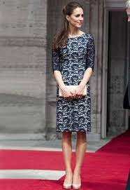 Das ausgestellte kleid von alexander mcqueen war angesichts des. Kate Middleton Schwanger So Stylisch Verpackt Sie Ihren Babybauch Kate Middleton Stil Modestil Spitzenkleid