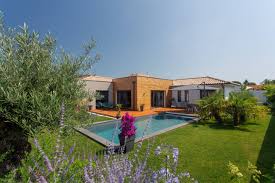 Une Maison Contemporaine Avec Piscine En 2020 Piscine Construire Une Piscine Maison