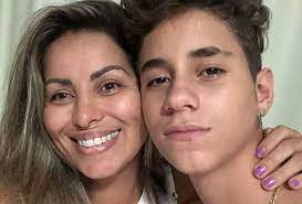 Ela foi às redes sociais pedir que as famílias fiquem atentas à. W9sn5hos0sy15m