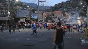 El toque de queda en honduras continuará desde el lunes 10 hasta el domingo 23 de mayo a nivel nacional, según informó la secretaría de seguridad a través de un comunicado oficial. Honduras Decreta El Toque De Queda A La Espera De Los Resultados Definitivos De Las Elecciones Internacional El Pais