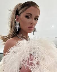 Kate Beckinsale shares two-worded message emblazoned