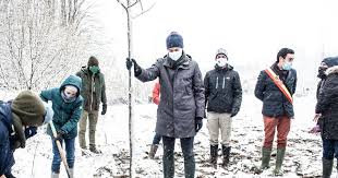 Hoeveel scholen maandag dicht blijven, is nog niet duidelijk. Ondoordacht En Absurd Premier Alexander De Croo En Minister Tinne Van Der Straeten Planten Bomen In Koudste Week Van Het Jaar Binnenland Hln Be