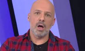 Παρελθόν για τον αντ1 είναι το show που παρουσίαζαν η ζέτα μακρυπούλια και ο νίκος μουτσινάς, sunday live! Nikos Moytsinas To Apeilhtiko Mhnyma Apo Ton Syntrofo Paiktrias Toy Gntm Video Nea Selida