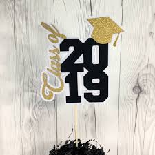 Black And Gold Topper Class Of 2019 Graduation Cake Topper Black Gold Centros De Mesa Graduacion Centros De Mesa Decoracion De Unas