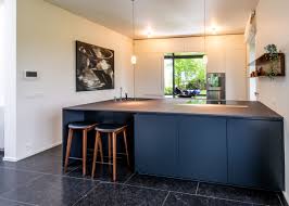 witte hoge keuken kasten met zwart eiland raamafwerking met spiegel keuken kast keuken witte keuken
