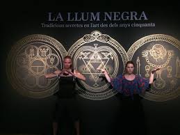 Aktuální kauzy týkající se programu a politiky pirátů. La Llum Negra Predseda Piratske Strany Ivan Bartos Spolu S Manzelkou Lydii Pozovali Pro Fotografa V Barcelone Pred Zednarskymi Symboly Vystava Cerneho Svetla Sepjeti Rukou Do Formace Vidouciho Oka Symbol Vah A