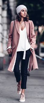 La meilleure façon de s'inspirer pour un nouveau look est de tout simplement se balader dans les rues des grandes capitales européennes et d'explorer les magnifiques tenues des passants. Tendance Mode Vestimentaire Automne 2018 Infos Et Ressources