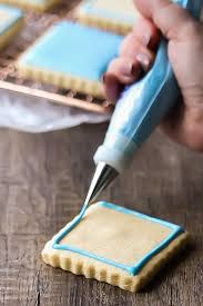 Https Bakingamoment Com Wp Content Uploads 2018 06 Royal Icing Piping 3 Piping Royal Icing In 2020 Royal Icing Recipe Best Royal Icing Recipe Easy Royal Icing Recipe