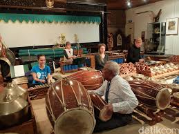 Check spelling or type a new query. Antusiasnya Warga Australia Belajar Musik Gamelan Jawa