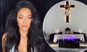 Hamiltons vater anthony ist ein schwarzer brite, während seine mutter carmen ein weißer brite ist, was ihn zu einer gemischten rasse macht. Nicole Scherzinger Shares Picture Of Purple Light On Prince S Birthday Daily Mail Online