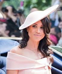 Avec un chapeau, on se fait un chignon tressé parfait pour un événement, le chignon tressé fait toujours beaucoup d'effet ! Meghan Markle Ses Plus Belles Coiffures