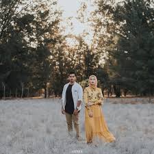 Tampil santai dengan latar alam maupun jalanan. 14 Foto Prewedding Baju Putih