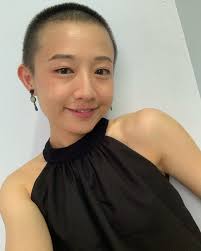 一只口红打天下！ 💄 你相信吗？ 🤩🤩 . 感恩走入《魅力女神养成记》的课堂， 更加感恩#14天焕颜之旅的社群支持， 让我遇见不一样的自己！  😌😌 . . 专业老师的指导、社群姐妹的付出与鼓励， 让我有勇气尝试不一样的新事物， 用一只口红打造自然且舒服的彩妆！