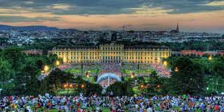 Sommernachtskonzert) is an annual free entry outdoor concert in vienna held by the vienna philharmonic.the venue for the concert is the schönbrunn palace. Sommernachtskonzert Schonbrunn Klassik In Barockem Ambiente